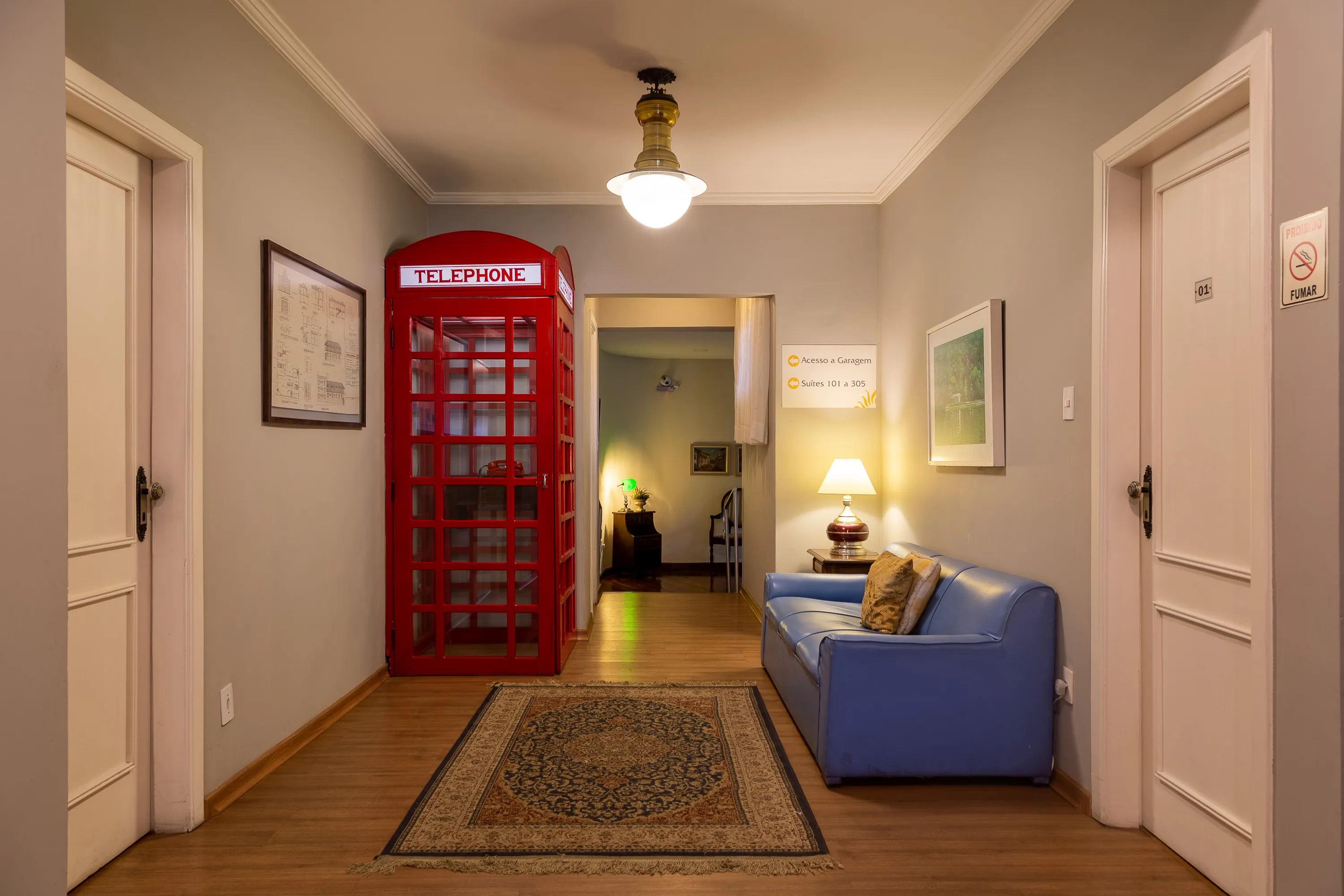 foto de cabine telefonica vermelha em estilo londrino onde as pessoas tiram fotos