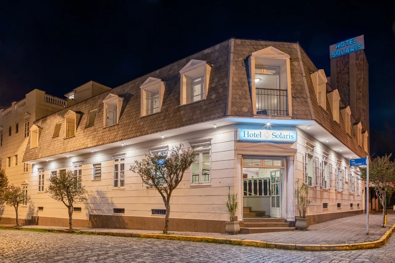 foto da fachada do Hotel Solaris no centro de são lourenço em minas gerais