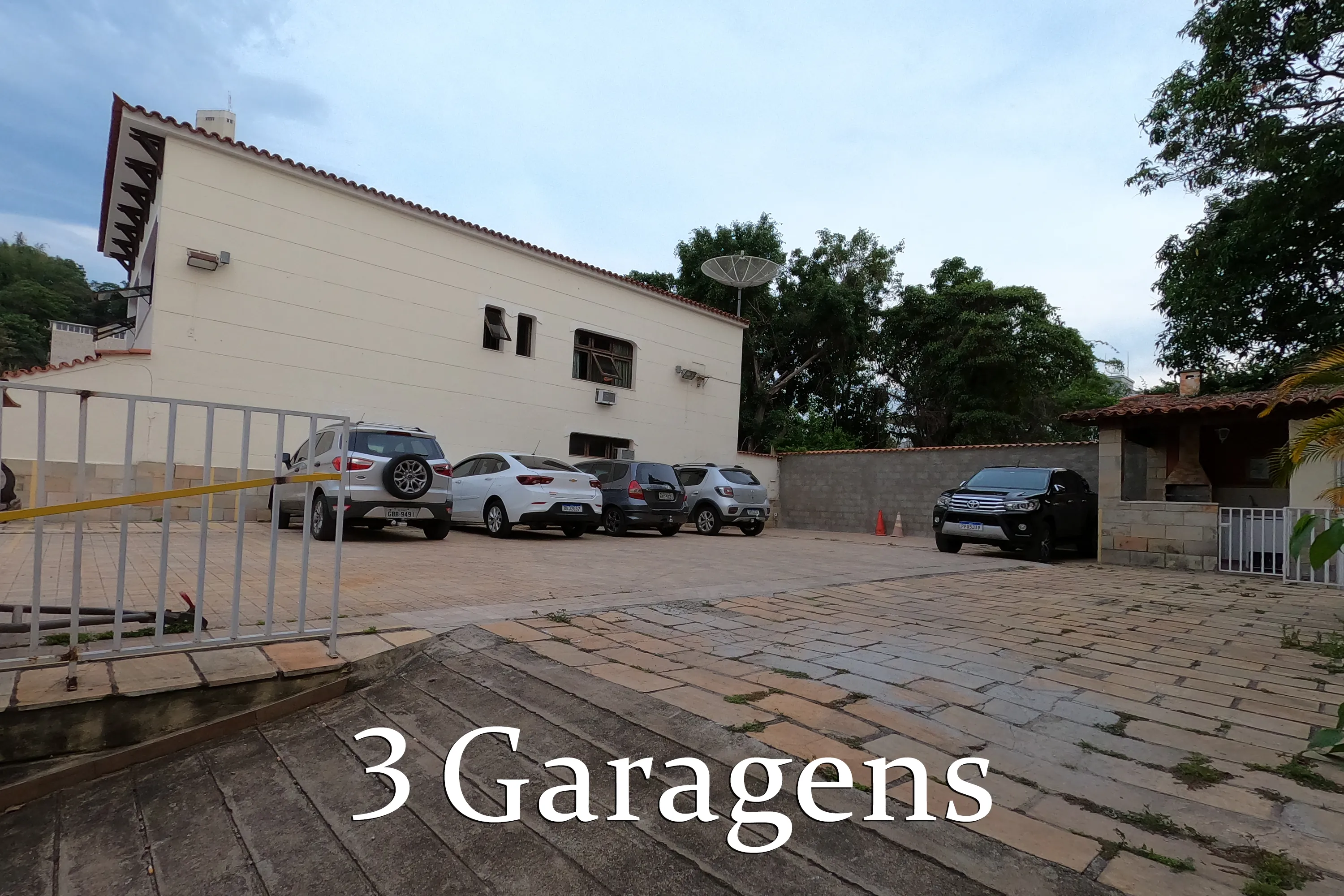 foto da terceira das três garagens disponíveis no hotel solaris em são lourenço