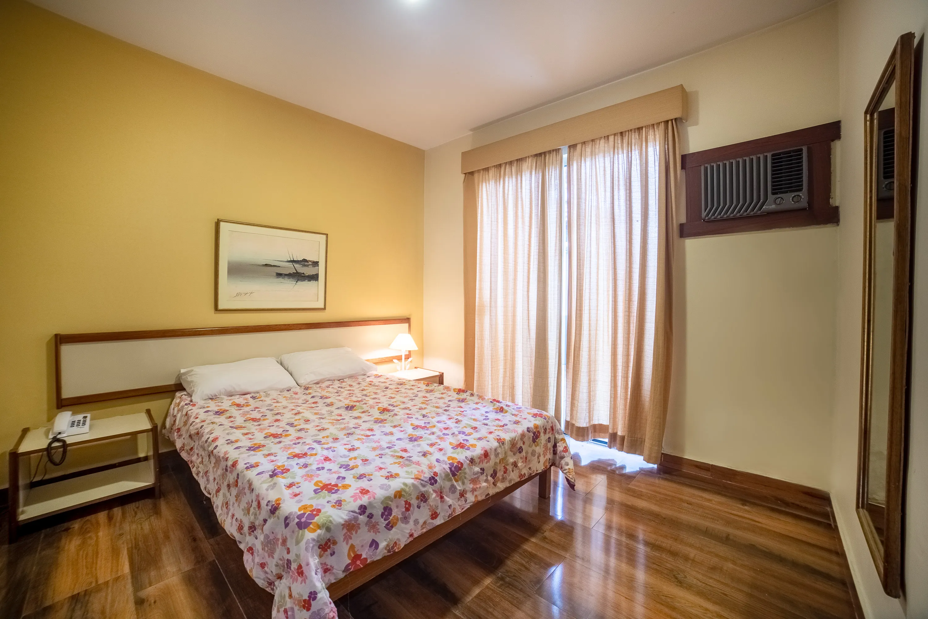foto de quarto com ar condicionado e aquecimento bem amplo em são lourenço.