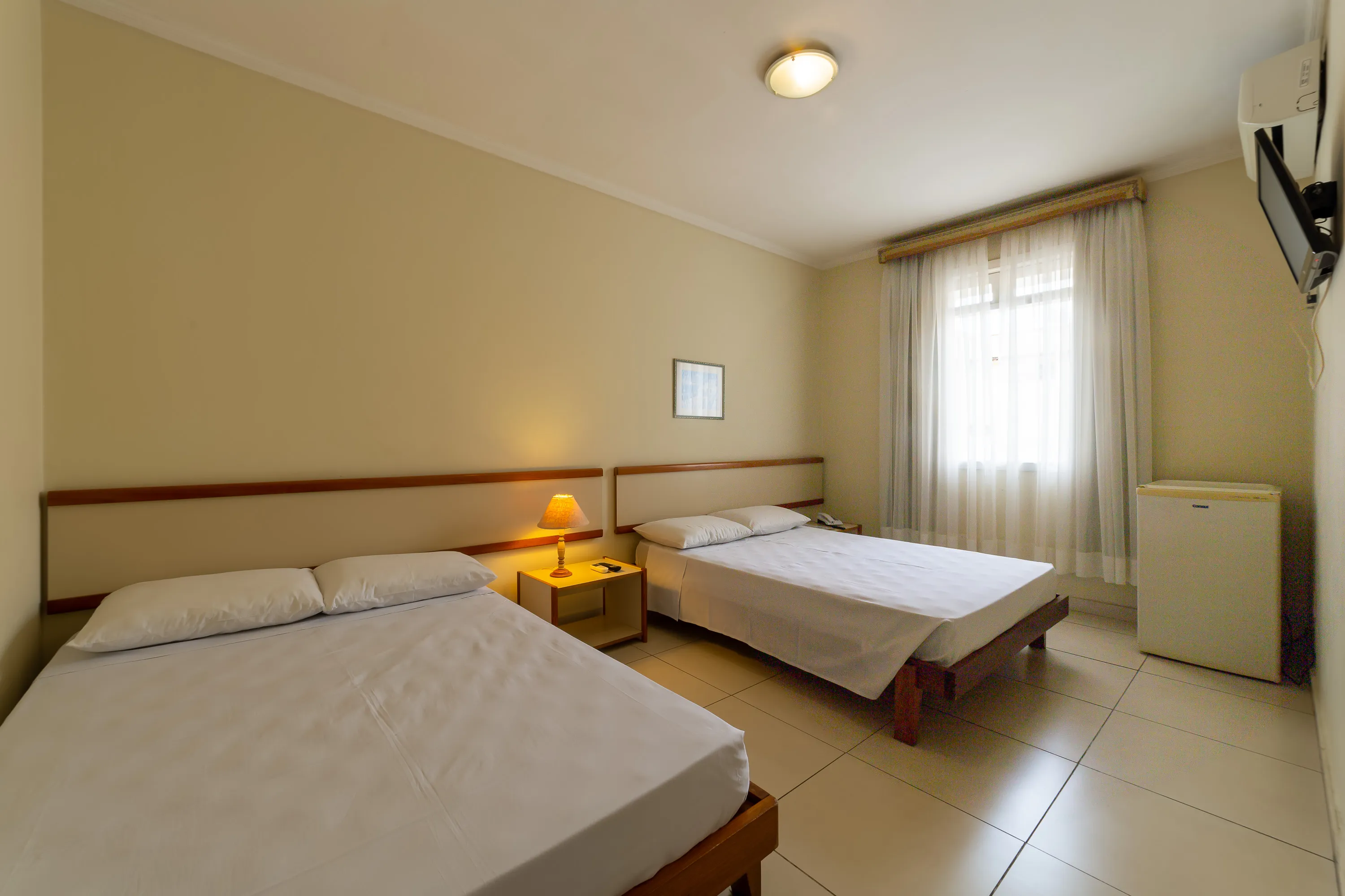 foto de quarto amplo com ar condicionado e aquecedor, com duas camas de casal